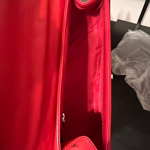 Chic Red Quilted Crossbody Bag with Pearl Chain Vegan Leather ❤️ - Picture 3 of 4